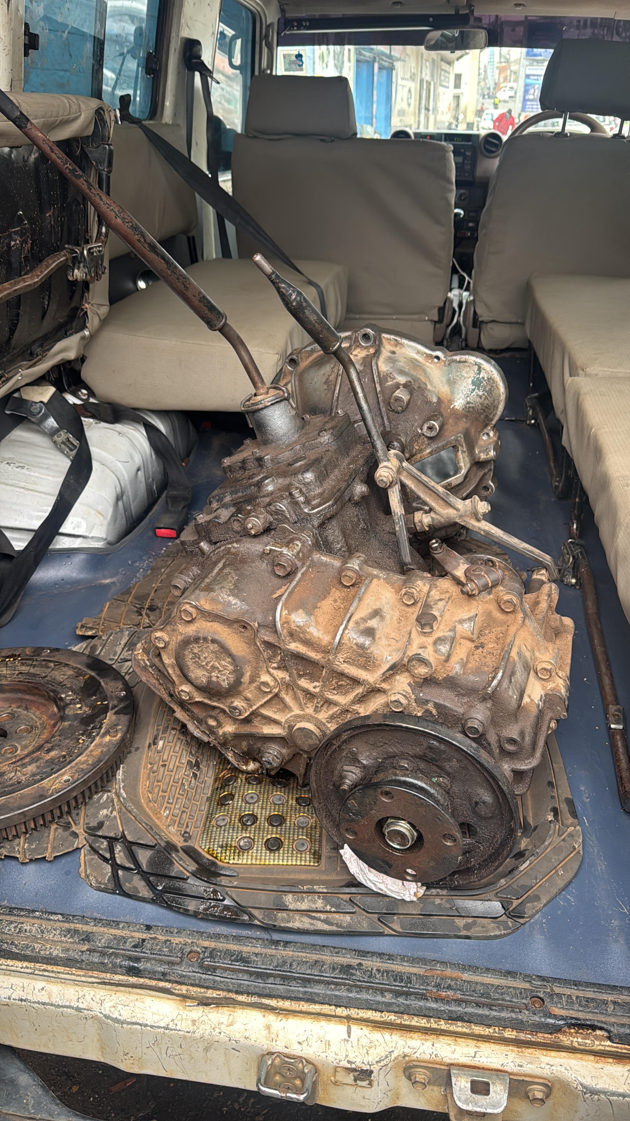 Front view of Toyota land cruiser 79 Land Cruiser 79 gearbox