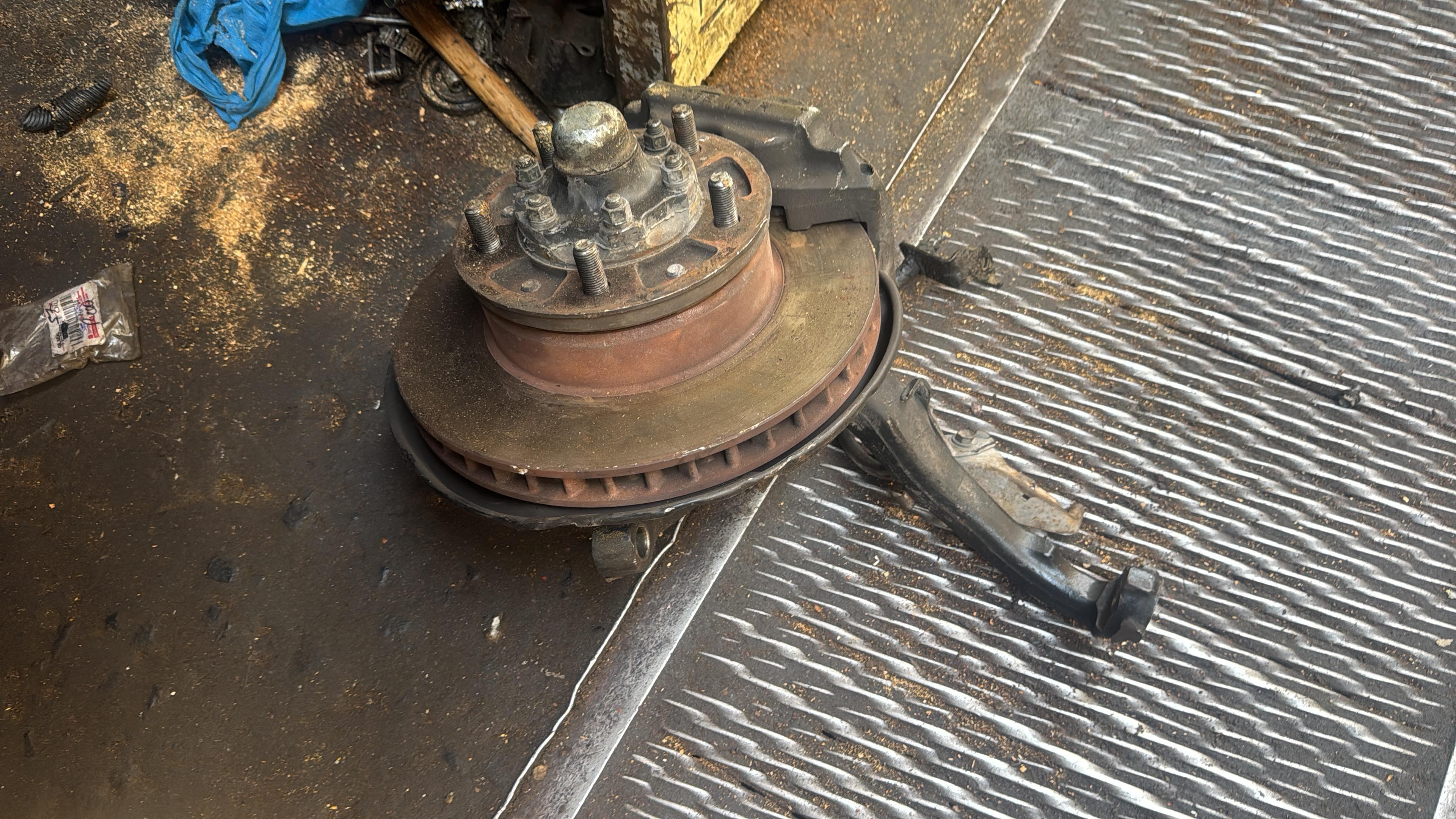 Front view of Toyota Land Cruiser 100 series Land Cruiser 100 series Hub