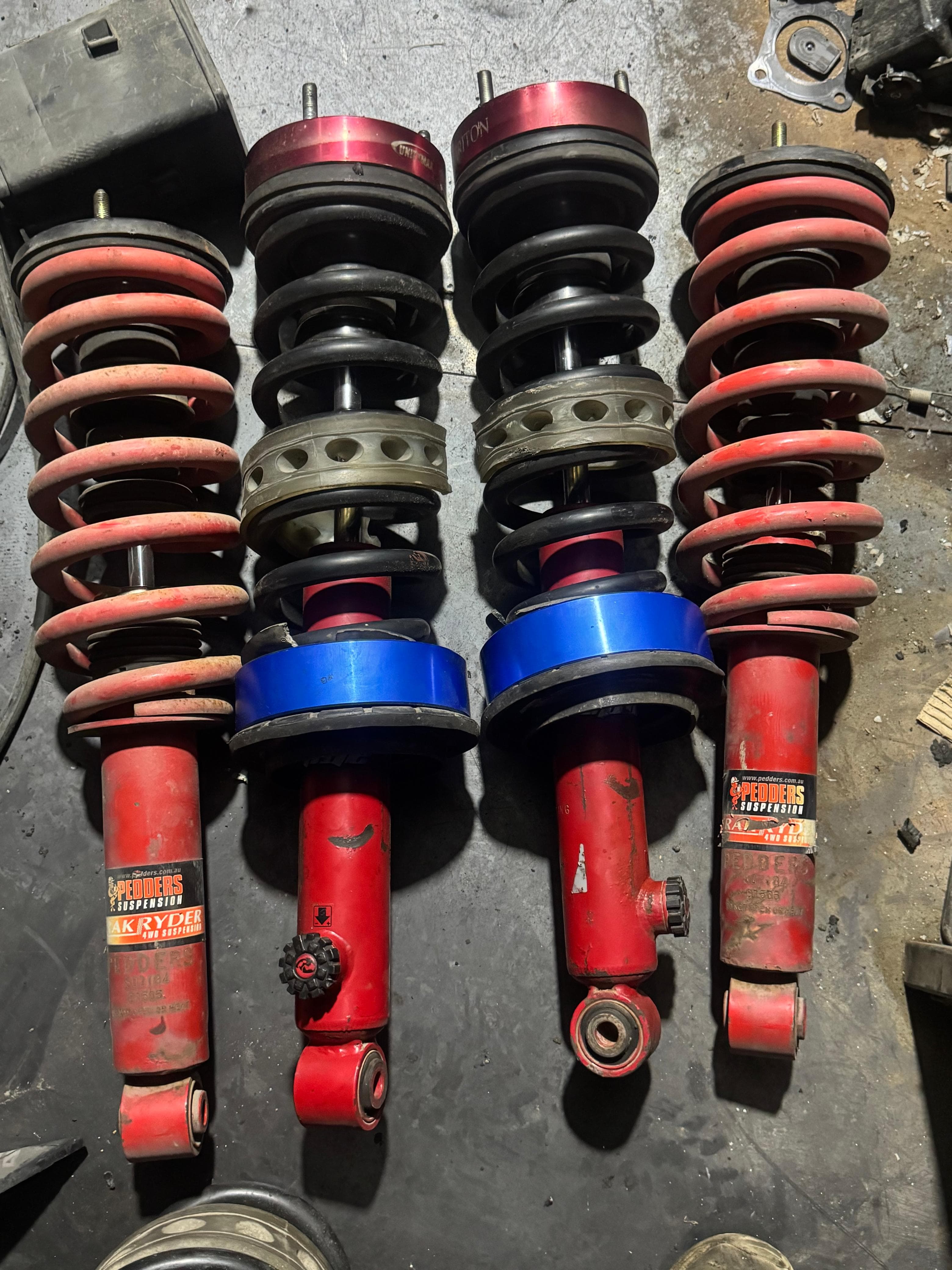 Front view of Mitsubishi Mitsubishi Pajero V98 Pajero V98 Front Shocks